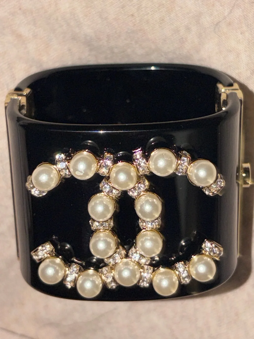 🐚🖤  Chanel CC Cuff  🖤🪩